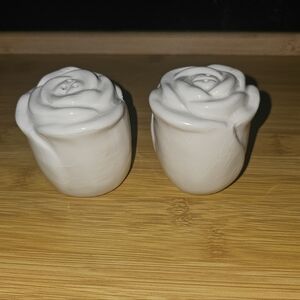 Elegant Ceramic White Rose Shaped Salt And Pepper Shaker Set